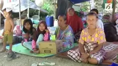 Para pengungsi gempa Donggala yang berada di pegunungan belum  mendapatkan bantuan. Terpaksa mereka mengemis di pinggir jalanan.