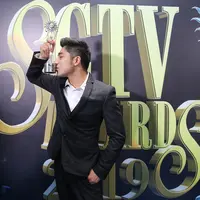 Riza Syah DI SCTV Awards 2019 di studio 6 EMTEK, Daan Mogot, Jakarta Barat, Jumat (29/11/2019). (Adrian Putra/Fimela.com)