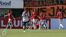 Sejumlah pemain Bali United merayakan gol ke gawang Persija di laga perdana turnamen Piala Presiden 2015 yang dihelat di Stadion Kapten I Wayan Dipta, Gianyar, Bali, Minggu (30/8/2015). Bali United unggul 3-0 atas Persija.(Liputan6.com/Helmi Fithriansyah)