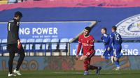 Kiper Liverpool Alisson Becker dan bek Ozan Kabak tampak kecewa usai striker Leicester City mencetak gol dalam laga lanjuta Liga Inggris di King Power Stadium, Sabtu (13/2/2021). (Michael Regan/Pool Photo via AP)