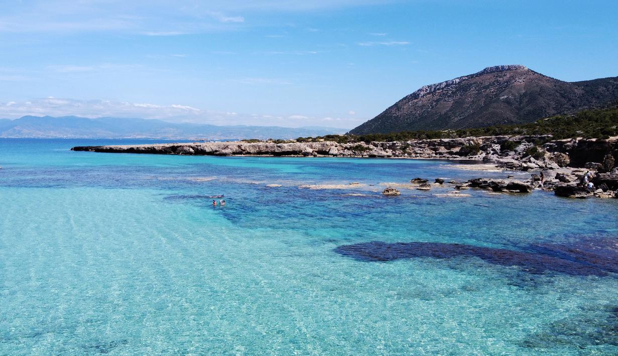 Pemandangan udara menunjukkan Semenanjung Akamas di sepanjang pantai barat Siprus (31/5/2020). Akamas adalah sebuah tanjung di ujung barat laut Siprus dengan luas 230 kilometer persegi. (AFP Photo/Etienne Torbey)