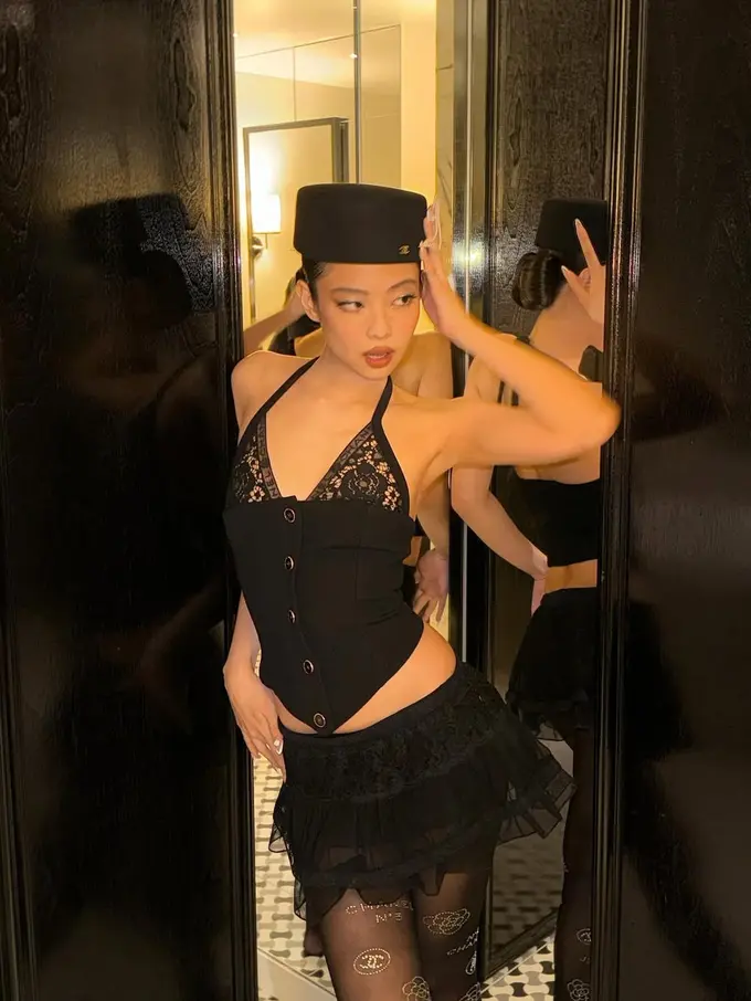 Dari Tuxedo Girl, 6 Gaya Jennie BLACKPINK Tampil dengan Sheer Top di After Party Met Gala 2025
