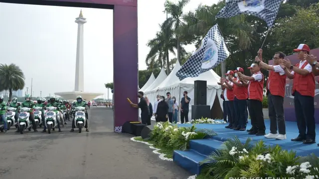 Menteri Perhubungan Budi Karya Sumadi melepas touring kendaraan listrik dari Jakarta ke Bali, di Silang Monas, Jakarta Pusat, Senin (7/11/2022). (Dok Kemenhub)