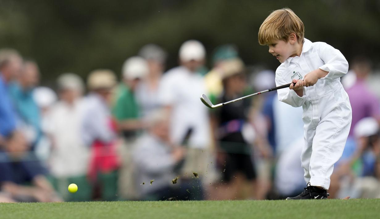 Putra Peter Malnati, Hatcher, melakukan pukulan tee pada lubang pertama pada kontes par-3 turnamen Golf Masters 2024 di Augusta National Golf Club, Augusta, Georgia, Rabu (10/04/2024). (AP Photo/Ashley Landis)