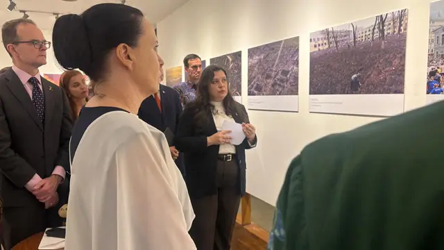 Pameran foto bertajuk "Four Years of Resilience" di ruang seni Dia.lo.gue di Jakarta Selatan, Senin (23/2/2026), untuk memperingati empat tahun perang di Ukraina.