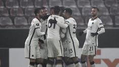 Para pemain AS Roma merayakan gol kedua yang dibuat oleh gelandang Jordan Veretout melalui eksekusi penalti dalam laga lanjutan Liga Europa 2020/21 Grup A melawan CFR Cluj di Cluj-Napoca, Rumania, Kamis (26/11/2020) waktu setempat. AS Roma menang 2-0 atas CFR Cluj. (AFP/Alex Nicodim)