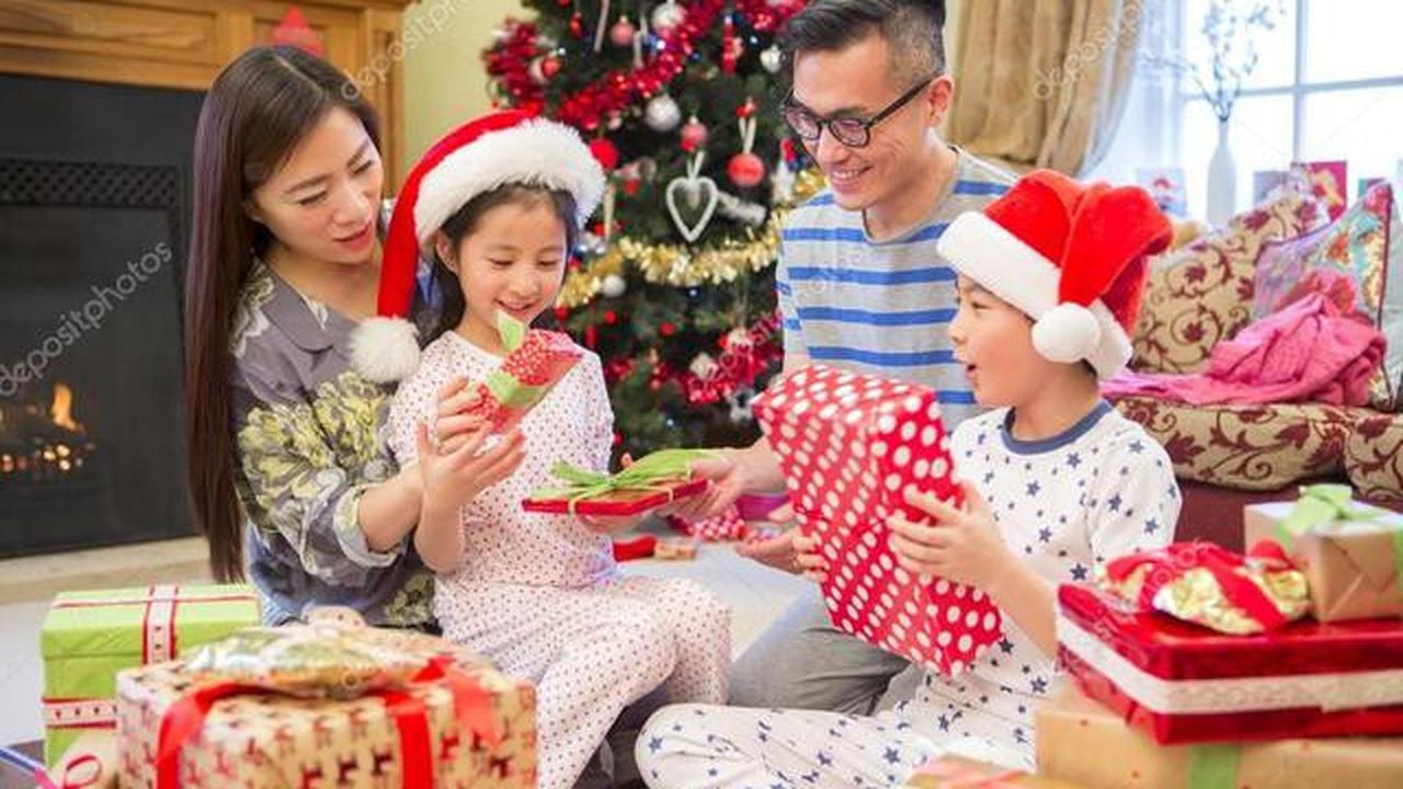 Ilustrasi keluarga bahagia merayakan natal.