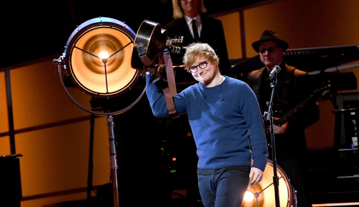 Sejak kecil, kaca mata sudah menjadi bagian hidup dari Ed Sheeran. Bahkan penyanyi yang terkenal dengan lagu "Perfect" ini pernah di bully karena menggunakan kaca mata waktu kecil. (sumber:Kapanlagi.com)