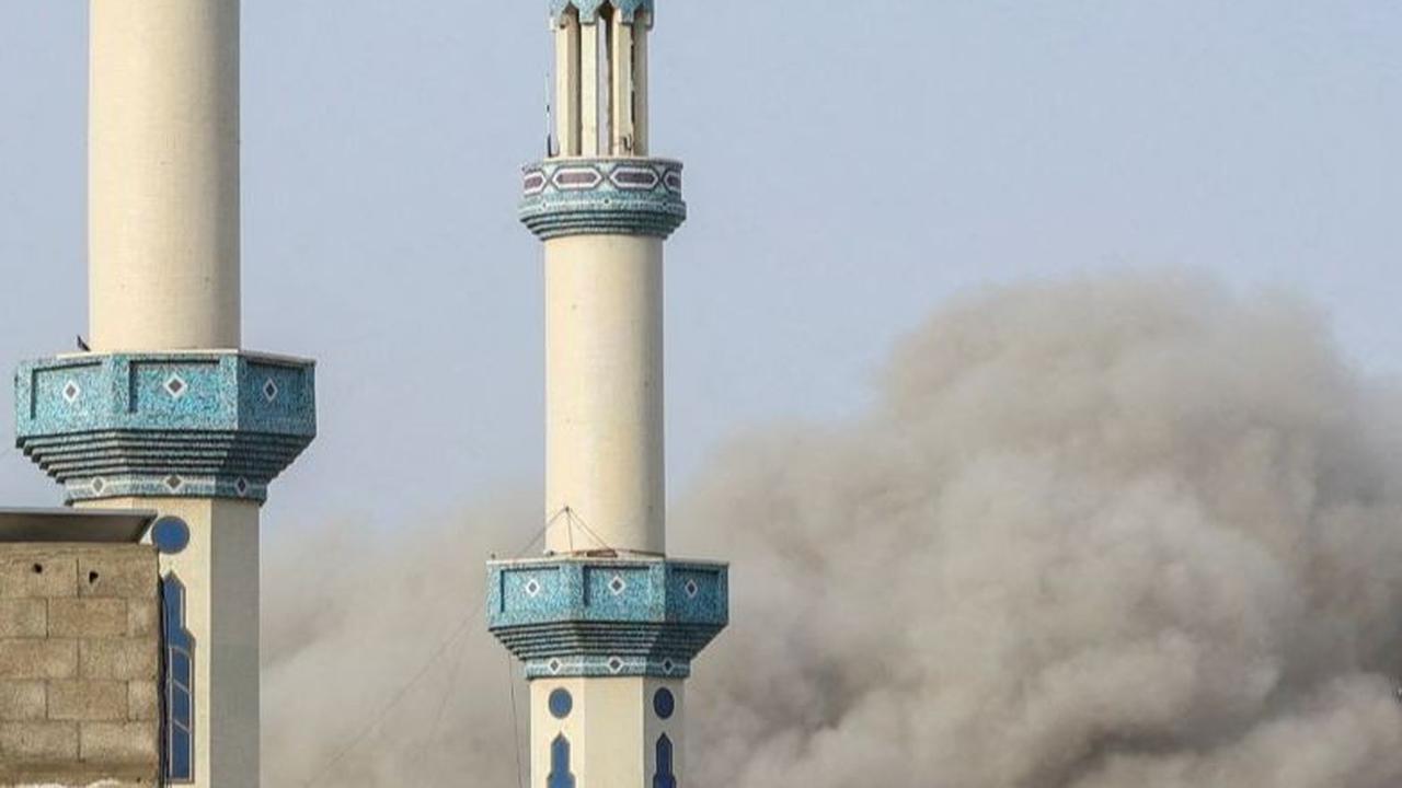 Seperti dilansir dari berita AlJazeera mengatakan dalam 24 jam terakhir, Israel terus melancarkan serangan besar ke Rafah hingga menewaskan 24 orang. Foto: REUTERS / Ahmed Zakot<br>