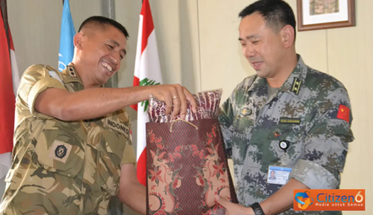 Citizen6, Lebanon: Pertemuan diakhiri dengan penyerahan cinderamata berupa plakat kenang-kenangan dan baju Batik oleh Wadansatgas Indobatt kepada Komandan Chinmedcoy, Letkol Li Xuecheng,.  (Pengirim: Badarudin Bakri)