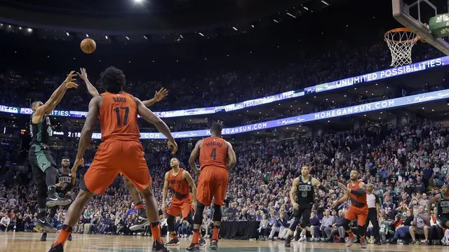 Center Boston Celtics Al Horford Melakukan Buzzer Beater