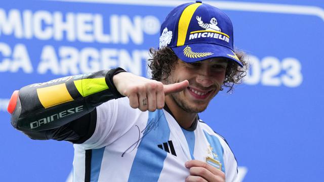 Foto: Marco Bezzecchi Raih Kemenangan Perdana di MotoGP, Lakukan Selebrasi dengan Jersey Timnas Argentina Bertanda Tangan Lionel Messi