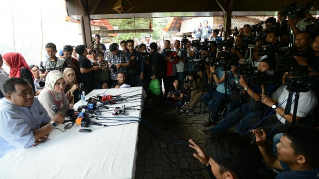 Didampingi suami, Arzetty klarifikasi penggerebekan di Hotel Arjuna