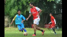 Robert Pires tampak antusias bermain dengan beberapa klub SSB dan Arsenal Indonesia Supporter (AIS) di International Sport Club of Indonesia, Ciputat, Sabtu (24/1/2015). (Liputan6.com/Herman Zakharia)