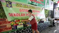 Siswa SD Surabaya Serahkan Bantuan Covid-19 di Sekolah