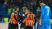 Pemain Shakhtar Donetsk, Facundo Ferreyra dan timnya merayakan gol ke gawang AS Roma pada leg pertama babak 16 besar Liga Champions di Oblasny SportKomplex Metalist, Kamis (22/2). Roma dipaksa takluk 1-2 meski lebih dahulu unggul. (AP/Efrem Lukatsky)