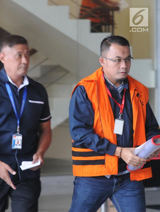 Anggota DPRD Lampung Nonaktif Agus Bhakti Nugroho saat akan menjalani pemeriksaan lanjutan di Gedung KPK, Jakarta, Kamis (6/9). Agus diduga menerima suap proyek infrastruktur di kawasan Lampung Selatan. (Merdeka.com/Dwi Narwoko)