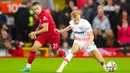 Pemain West Ham United Flynn Downes (kanan) berebut bola dengan pemain Liverpool Kostas Tsimikas pada pertandingan sepak bola Liga Inggris di Stadion Anfield, Liverpool, Inggris, 19 Oktober 2022. Liverpool mengalahkan West Ham United dengan skor 1-0. (AP Photo/Jon Super)