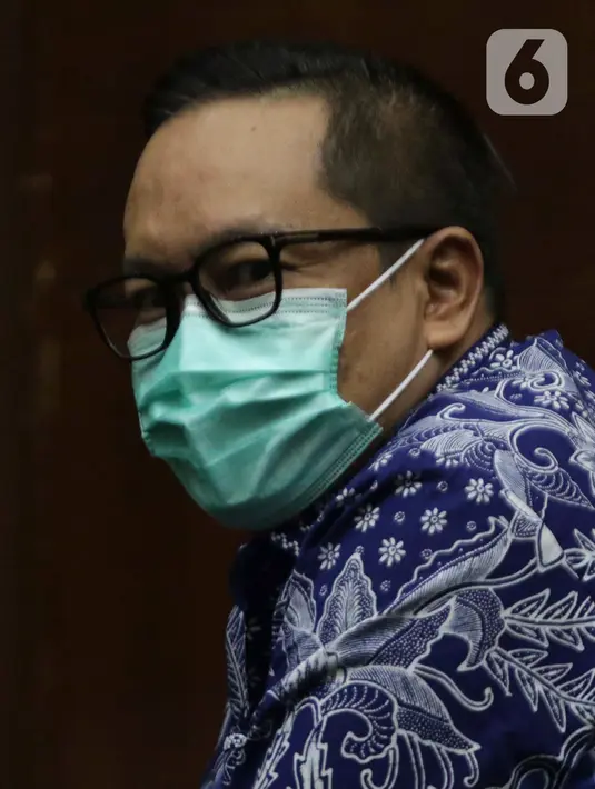 Terdakwa kasus dugaan suap penghapusan red notice atas nama Djoko S Tjandra, Brigjen (Pol) Prasetijo Utomo bersiap menjalani sidang pembacaan tuntutan di Pengadilan Tipikor Jakarta, Senin (8/2/2021). Prasetijo Utomo dituntut 2,5 tahun penjara, denda Rp 100 Juta. (Liputan6.comHelmi Fithriansyah)
