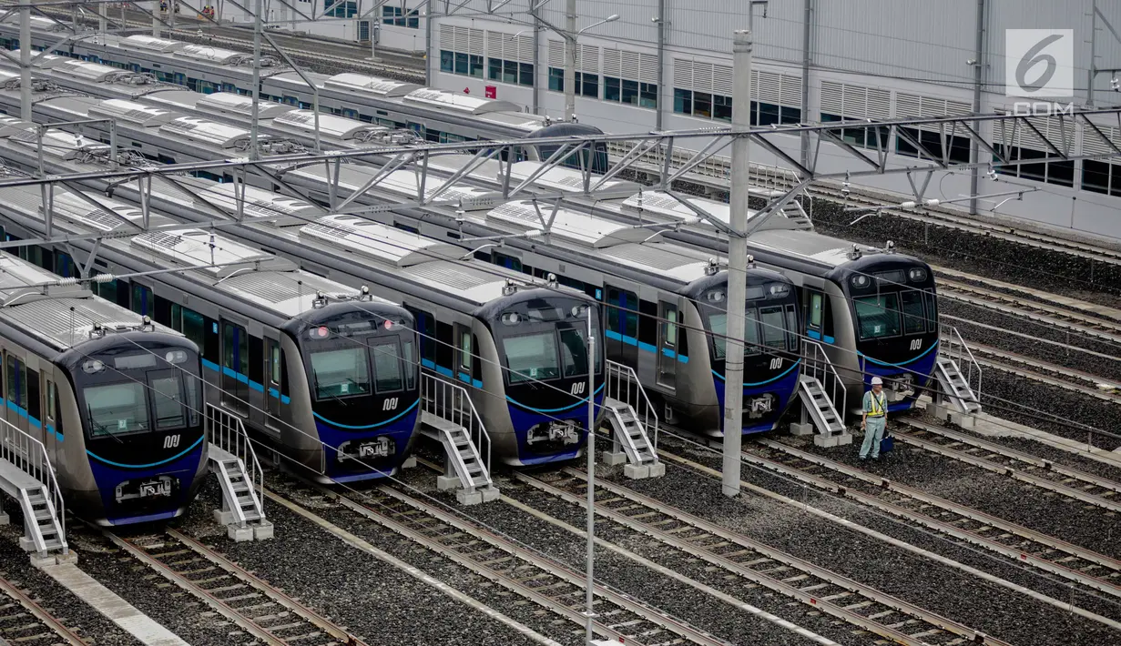 Sejumlah kereta Mass Rapid Transit (MRT) berjajar di Depo MRT Lebak Bulus, Jakarta, Rabu (20/2). MRT Jakarta akan segera dioperasikan pada Maret 2019. (Liputan6.com/Faizal Fanani)