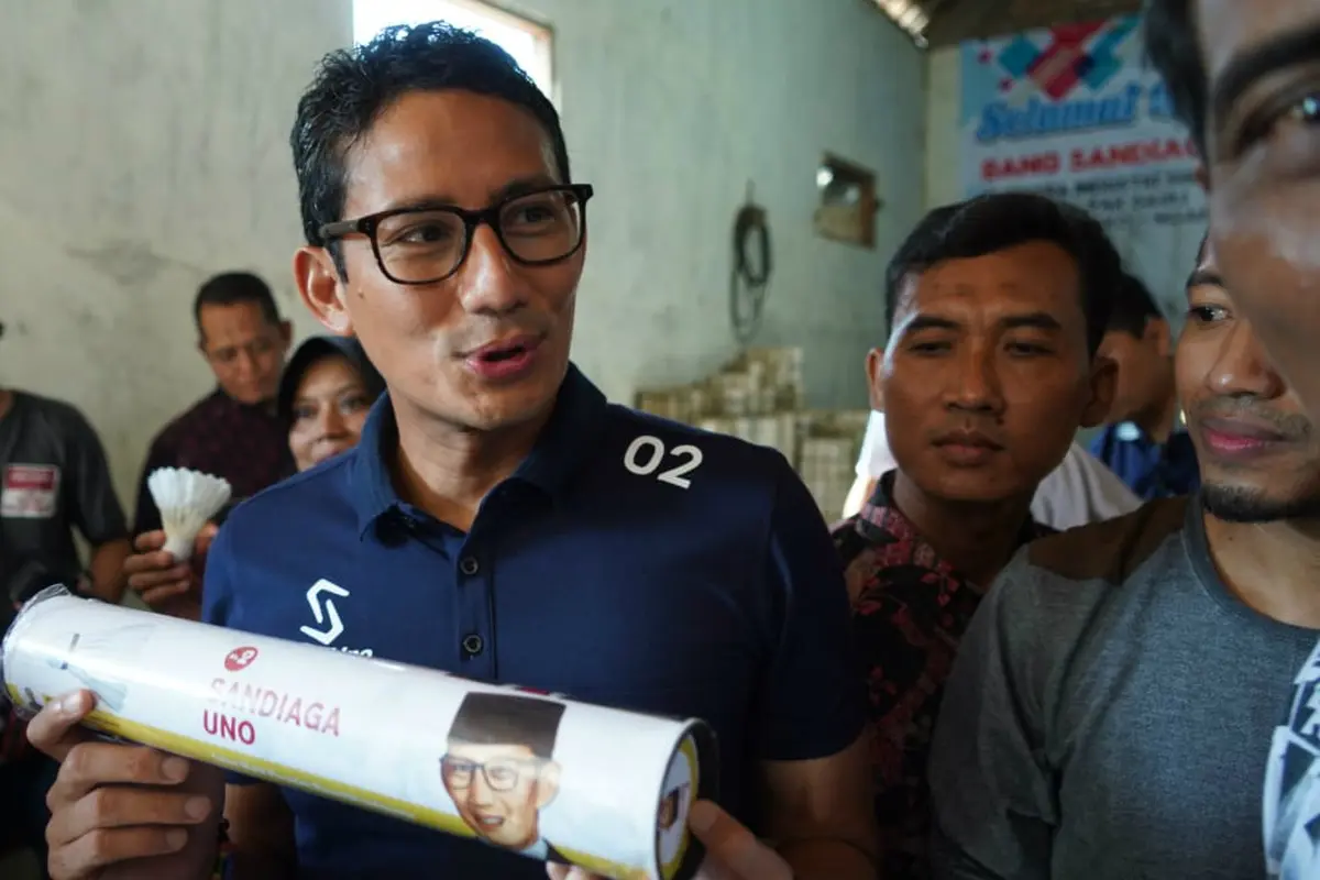 Cawapres Sandiaga Uno mengunjungi usaha industri rumahan shuttlecock Jangkar Mas, Nganjuk, Jawa Timur.