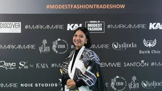 Mengangkat Inspirasi Busana dari Rumah Adat Indonesia di Ajang Fashion Internasional