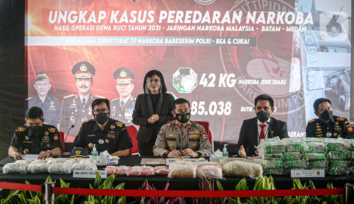 Karo Penmas Mabes Polri Brigjen Pol Rusdi Hartono (tengah) dan Dirtipid Narkoba Bareskrim Polri Brigjen Krisno Halomoan Siregar (kedua kanan) memberi keterangan terkait penyelundupan narkoba jaringan Malaysia di Gedung Bareskrim Mabes Polri, Jakarta, Selasa (30/3/2021). (Liputan6.com/Faizal Fanani)