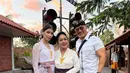 Ia mengenakan kebaya Bali berwarna putih dipadukan dengan kain tenun Bali berwarna vibrant [@sabrinachairunnisa_]