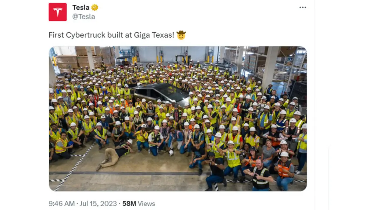 Tesla Cybertruck keluar dari jalur produksi di pabrik Tesla di Austin, Texas