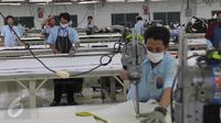 Pekerja memotong pola di pabrik Garmen,Tangerang, Banten, Selasa (13/10/2015). Industri tekstil di dalam negeri terus menggeliat. Hal ini ditandai aliran investasi yang mencapai Rp 4 triliun (Liputan6.com/Angga Yuniar)