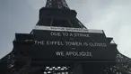 Sebuah papan memperingatkan tentang pemogokan di Menara Eiffel, Paris, Rabu (27/12/2023). (AP Photo/Lewis Joly)
