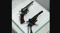 Pistol bunuh diri Vincent van Gogh. Senjata itu sudah usang dan dihadirkan pistol lain yang identikal dengan pistol tersebut. Dok: AFP