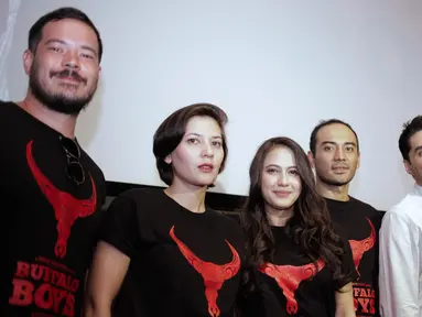 Sejumlah pemain pose bersama saat hadir dalam jumpa pers teaser trailer film Buffalo Boys di Jakarta, Kamis (15/3). Film Buffalo Boys adalah sebuah adventure drama pada masa penjajahan Belanda di Jawa. (Liputan6.com/Faizal Fanani)