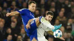 Bek Chelsea, John Terry (kiri) berusaha merebut bola dari pemain Dynamo Kiev, Artem Kravets pada lanjutan Grup G liga champions di  Stamford Bridge, London, Inggris (4/11). Chelsea menang atas Kiev dengan skor 2-1. (Reuters/Toby Melville)