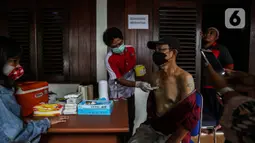 Peserta mengikuti kegiatan hapus tato gratis di Dewan Pimpinan Pusat Forum Ulama Habaib Jakarta, Selasa (19/4/2022). Kegiatan ini diperuntukan bagi masyarakat yang hendak "berhijrah" namun terkendala biaya dalam penghapusan tato, berlangsung dari tanggal 18-19 April 2022. (Liputan6.com/Johan Tallo)