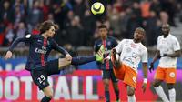 Pemain sayap Paris Saint-Germain (PSG), Adrien Rabiot, berjibaku dengan pemain Montpellier, William Remy (kanan), pada laga lanjutan Ligue 1 2015-2016, di Stadion Parc des Princes, Minggu (6/3/2016) dini hari WIB. Laga berakhir imbang tanpa gol. (Reuters/