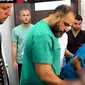 Viral Momen Dokter Palestina Ikhlaskan Sang Anak yang Meninggal Akibat Perang. Foto: Tangkapan layar video Independent Arabia.