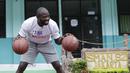 Legenda NBA, Jason Richardson, memberikan pelatihan kepada siswa SMA 82 Jakarta, Kamis (28/3). Kunjungan peraih dua gelar juara kontes slamdunk NBA tersebut merupakan bagian dari rangkaian program Jr NBA. (Bola.com/M Iqbal Ichsan)