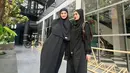 Seperti pada sebuah jurnal IAIN Manado, dalam hadits Muslim, penggunaan kerudung dengan model punuk unta dilarang dalam Islam. Meski Tengku Dewi Putri mengakui kekhilafannya, banyak yang mendoakannya agar terus konsisten berhijab dan memperdalam pemahaman agamanya. (Liputan6.com/IG/@tengkudewiputri_tdp)