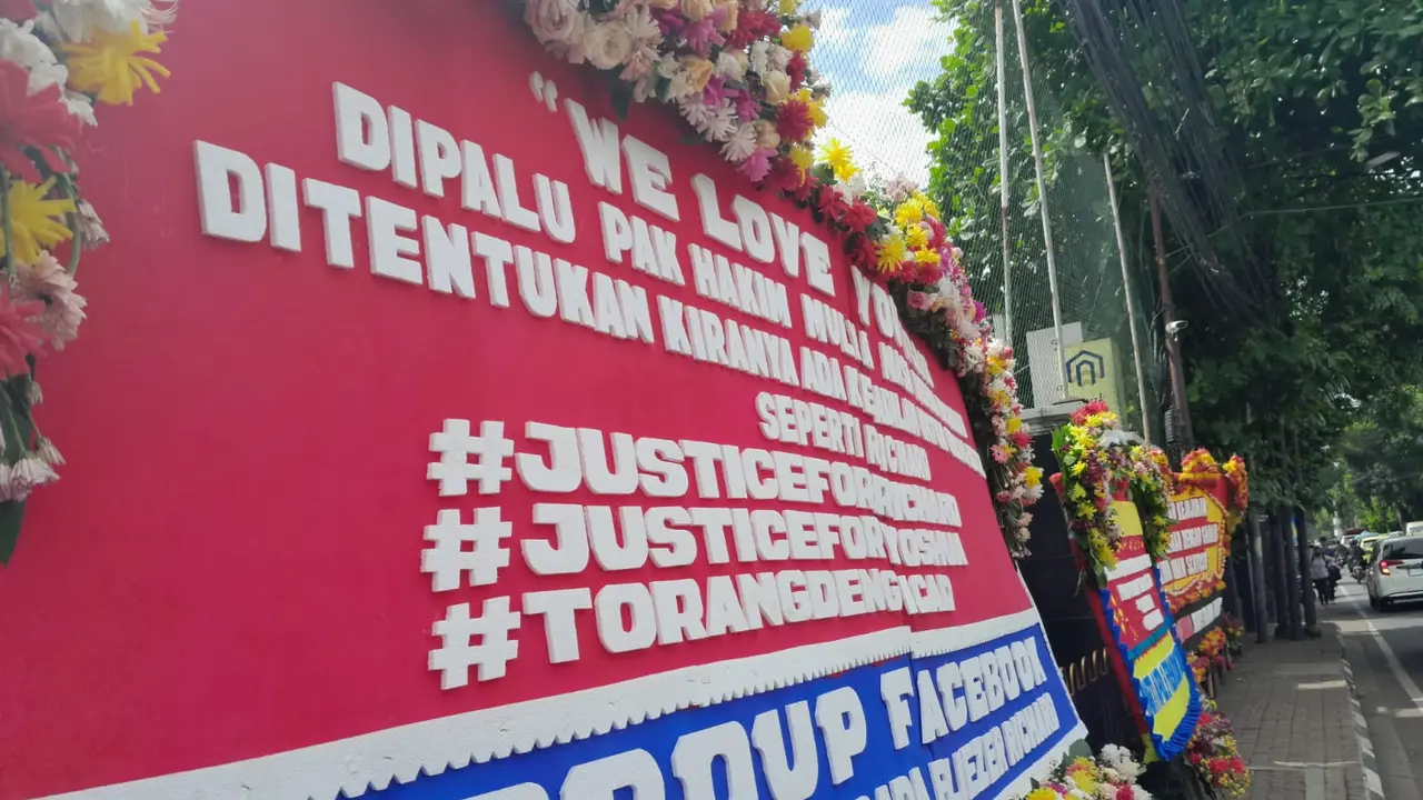 Karangan bunga jelang sidang vonis Richard Eliezer.