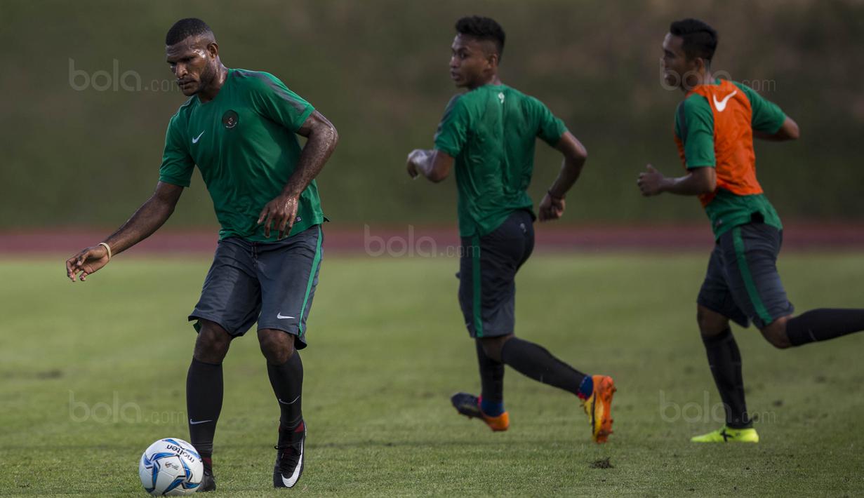 Striker Timnas Indonesia U-22, Marinus Wanewar, menggiring bola saat latihan di Stadion UKM, Selangor, Senin (14/8/2017). Ini merupakan latihan terakhir jelang laga SEA Games melawan Thailand. (Bola.com/Vitalis Yogi Trisna)