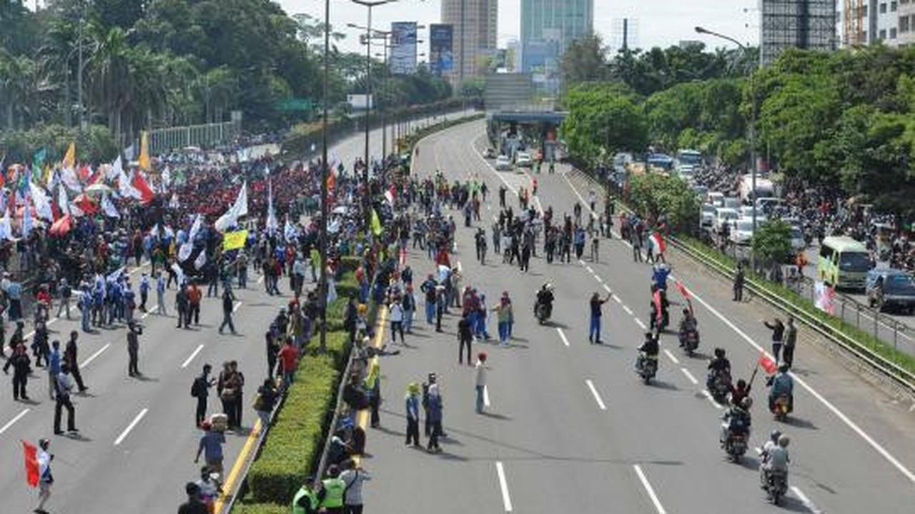 Tol dalam kota diblokir dua arah!