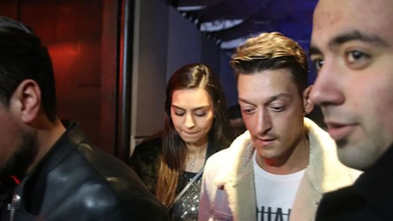 Mesut Ozil dan Amine Gulse (Mirror)