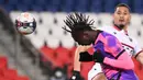 Striker Paris Saint-Germain, Moise Kean (kiri) melepaskan sundulan yang berbuah gol kedua timnya ke gawang OGC Nice dalam laga lanjutan Liga Prancis 2020/21 pekan ke-25 di Parc des Princes Stadium, Paris, Sabtu (13/2/2021). Paris Saint-Germain menang 2-1 atas Nice. (AFP/Franck Fife)