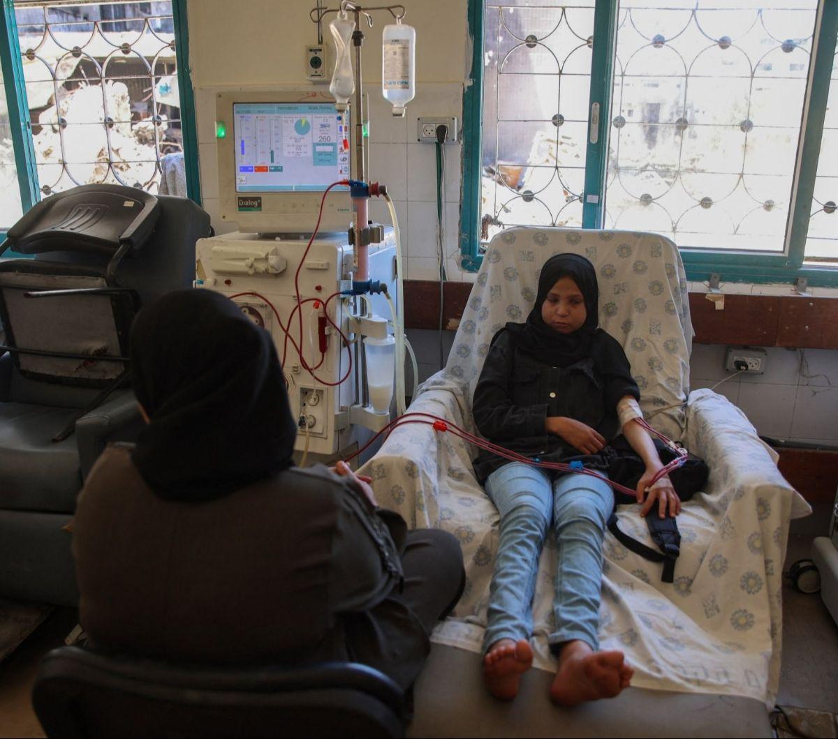 Setelah pasukan Israel melakukan penggerebekan di rumah sakit Al-Shifa pada bulan November dan Maret lalu, sejumlah potret keprihatinan terlihat saat sejumlah pasien tengah menjalani cuci darah. Foto: AFP / OMAR AL-QATTAA<br>