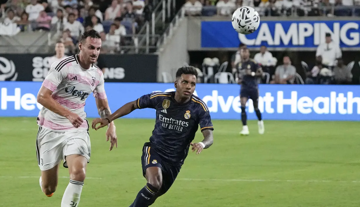 Pemain Juventus, Federico Gatti (kiri) berebut bola dengan pemain Real Madrid, Rodrygo Silva pada laga uji coba pramusim di Camping World Stadium, Orlando, Florida, Amerika Serikat, Kamis (03/08/2023) WIB. (AP Photo/John Raoux)