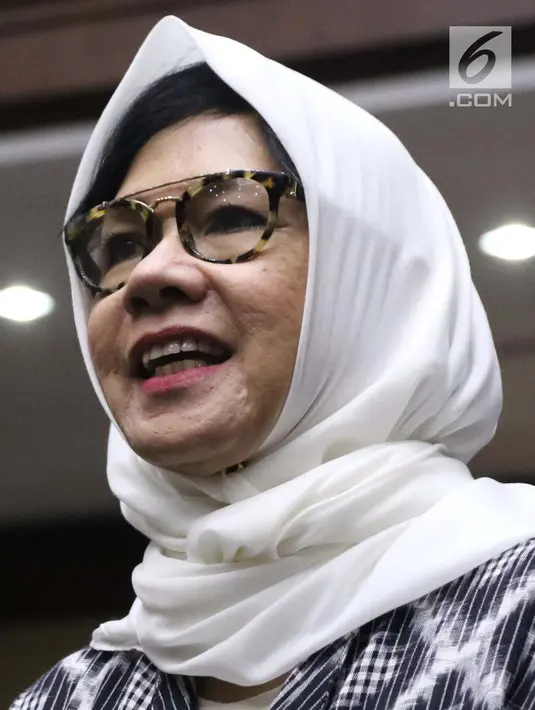 Mantan Dirut PT Pertamina, Karen G Agustiawan usai mengikuti sidang di Pengadilan Tipikor, Jakarta, Kamis (14/2). Sebelumnya, Karen didakwa terlibat dugaan korupsi investasi perusahaan di Blok BMG Australia tahun 2009. (Liputan6.com/Helmi Fithriansyah)