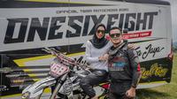 Owner Tim OneSixEight Racing Team Littarahma bersama sang suami, Mevans Sanggramawijaya. (Istimewa)