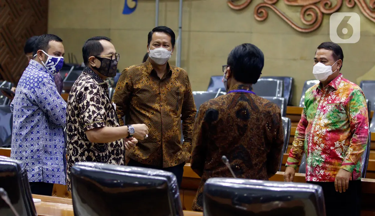 Ketua Baleg DPR Supratman Andi Agtas berbincang saat rapat kerja dengan perwakilan pemerintah di Kompleks Parlemen Senayan, Jakarta, Selasa (20/5/2020). Raker membahas lebih lanjut rancangan undang-undang Cipta Kerja dengan Kementerian Koperasi dan Usaha Kecil dan Menengah (Liputan6.com/Johan Tallo)