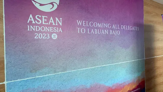 Atribut KTT ke-42 ASEAN 2023 di dalam Bandara Komodo menjelang penyelenggaraan KTT di Labuan Bajo pada 9-11 Mei 2023. (Liputan6/Benedikta Miranti)